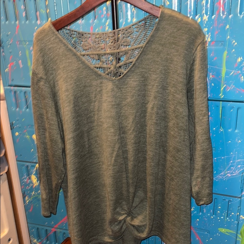 💰🚨CLEARANCE 🚨💰 
Green Tie Front Blouse with 3/4 Sleeves. B332